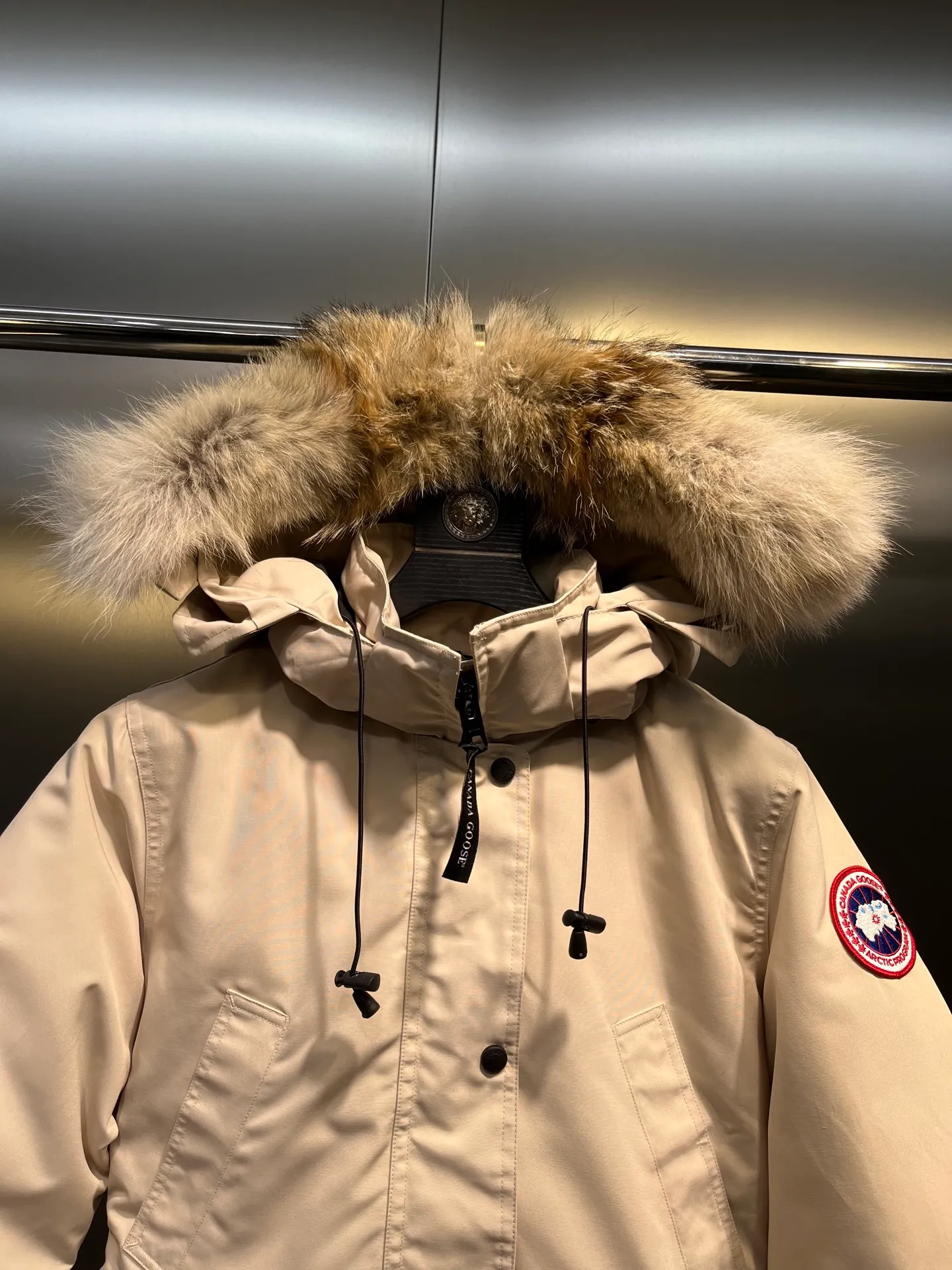 P840 Canada goose🌟 Canada Goose 07 models All in stock, 6 colors, I will never stop stocking this winter All original factory customization All details strictly required have been corrected since the beginning of this year Detachable fur collar! The workmanship and wiring are very straight! A big goose is enough for a winter. Size: 1. 90% white duck down from a conscientious manufacturer (some people brag about their own goose down, please search it on your own. Goose down is warmer and less fluffy than duck down, so good down jackets are all white duck down. There is no such thing as white goose down) 2. Upgraded fabrics with moderate hardness, waterproof, windproof and anti-fouling (Arctic Tech fabrics imported from South Korea are not comparable to fabrics dyed by some small workshops) 3. YKK No. 10 authentic zippers (Japanese customized YKK zipper, silky smooth, not stuck, officially designated) 4. Western Canadian wolf hair (Wolf hair is divided into eastern, central, and western. Western wolf hair is light in color, dense, and has good thermal insulation effect. It is the genuine Canada Goose grade) Let’s analyze and explain some details of the production 1. First, sew the liner and then fill it with down (some small factories and small workshops first fill it with down and then sew) Why? The technology is not up to par and the hardware conditions are not enough! ! ! For this step alone, we need to spend more time and money. 2. Filling the inner tank with down. We are all down filling machines to ensure that the down weight of each pill is the same. There is a video (small factory, small workshop is stuffed by hand). Why? The hardware conditions are not enough. A machine costs more than 100,000 yuan. Small factories simply cannot buy it. This means that the weight of the down in each liner cannot be guaranteed, and the warmth of high-end down jackets cannot be guaranteed. 3. For the needles of the sewing machine, we all use the top-notch No. 7 needles (small factories all use No. 10 needles). The finer the needle, the finer the needle eye, which reduces the risk of velvet and velvet running. 4. Wolf fur collar We are all spliced in whole or in large pieces (small factories mostly use broken pieces) The warmth retention of wolf fur is very good, but the splicing of scraps cannot guarantee the warmth. Color: Black, white, gray camouflage, sci-fi blue camouflage, green camouflage, sky blue, dark blue, cool gray, red. Professional Canada goose producers, we are enough this winter! We would like to sincerely thank everyone who buys our down jackets!  size：xs-xl